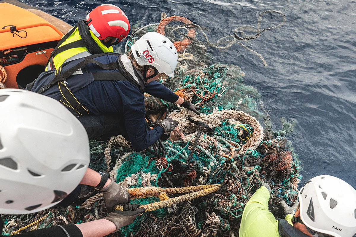 Crew Bringing in Ghostnet Crew Bringing in Ghostnet